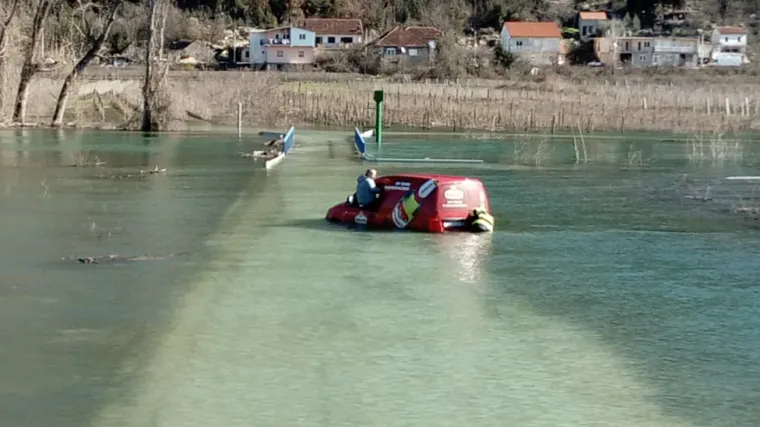 Automobilom sletio u rijeku kod Vrgorca, vatrogasci ga po dolasku na mjesto događaja zatekli kako sjedi na prozoru