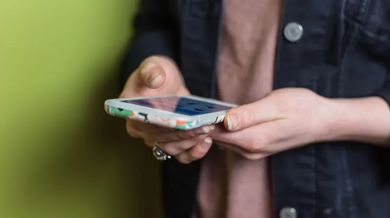 Izgleda kako na&scaron;i mobiteli imaju vrlo negativan učinak i na kožu, a ne samo na na&scaron; dru&scaron;tveni život