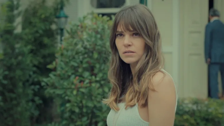 Sureja dolazi po svoje stvari u konak gdje se sukobi s Esmom i Begum (Istanbulska nevjesta)