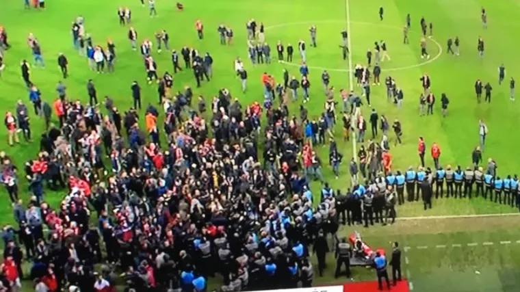 Navijači utrčali na travnjak i napali igrače, jedva spasili žive glave