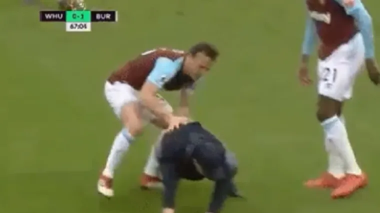 Kapetan West Hama potukao se s navijačem, vlasnici kluba pobjegli sa stadiona