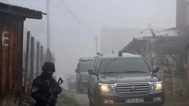 Narko-diler ranio dvojicu policajaca pa bježeći zalutao u minsko polje. Potjera je u tijeku