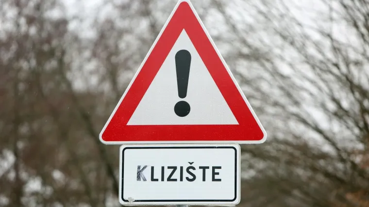 Zemlja se odronila i zatrpala kuću, policija i vatrogasci su na terenu