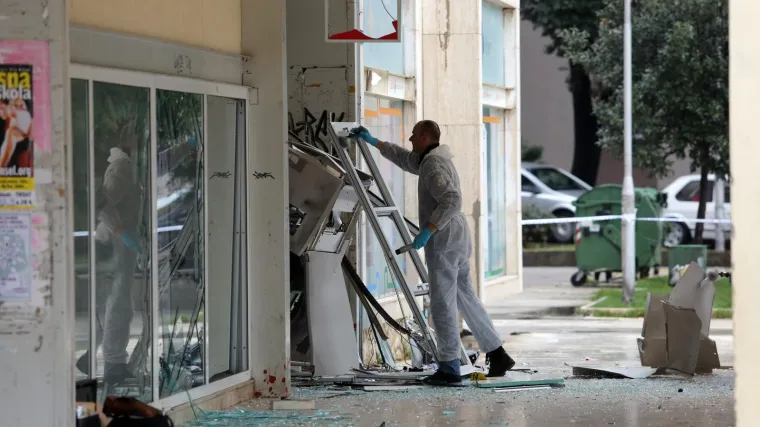 Snažna detonacija zatresla Rijeku: raznijeli bankomat i uzeli novce, stradala i obližnja ljekarna