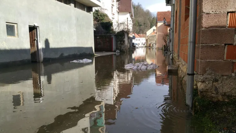 Drama u Hrvatskoj Kostajnici: nasipi na Uni nisu opcija, 1000 vojnika spremno reagirati na poziv u pomoć