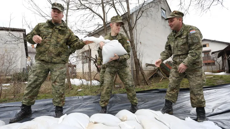Karlovačke rijeke i dalje rastu: Hrvatska vojska angažirana na području Mostanja