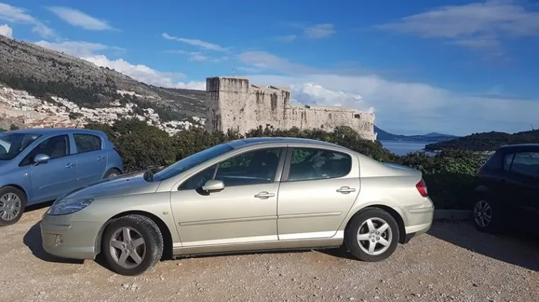 Prizor od kojeg se vozačima diže kosa na glavi: bahati vozač kod Dubrovnika zauzeo tri parkirna mjesta