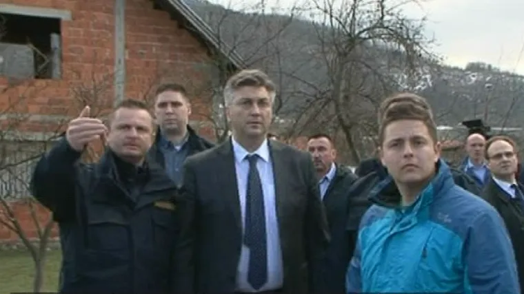 Poplave obilježile potresni dan u Karlovcu i Hrvatskoj Kostajnici: premijer ostao zatečen prizorom uru&scaron;enih obiteljskih kuća