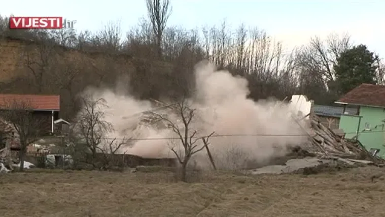 Kaotične scene u Hrvatskoj Kostajnici: pogledajte uru&scaron;avanje kuće iz neposredne blizine