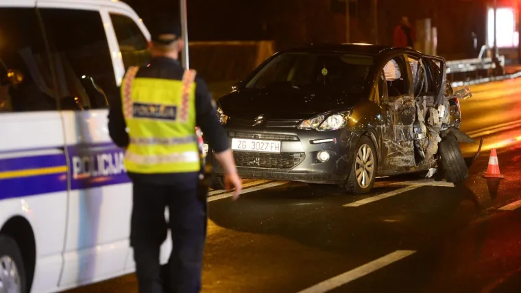 Na Aleji Bologne u prometnoj nesreći između automobila i autobusa ozlijeđeno troje ljudi