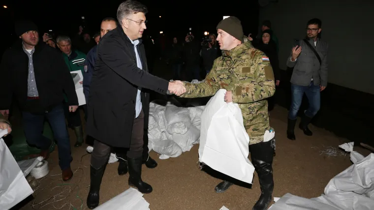 Plenković u noćnim satima obi&scaron;ao kritična mjesta izlijevanja karlovačkih rijeka