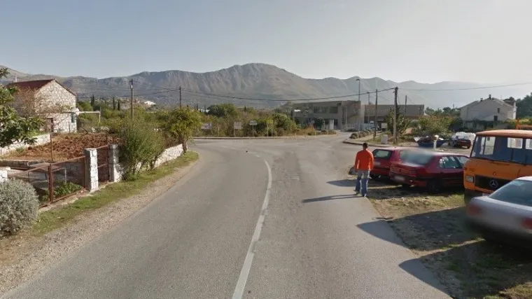 Prestra&scaron;ena mama iz Dubrovnika upozorava: 'Mu&scaron;karac s kapuljačom mamio je mog dječaka u kombi'