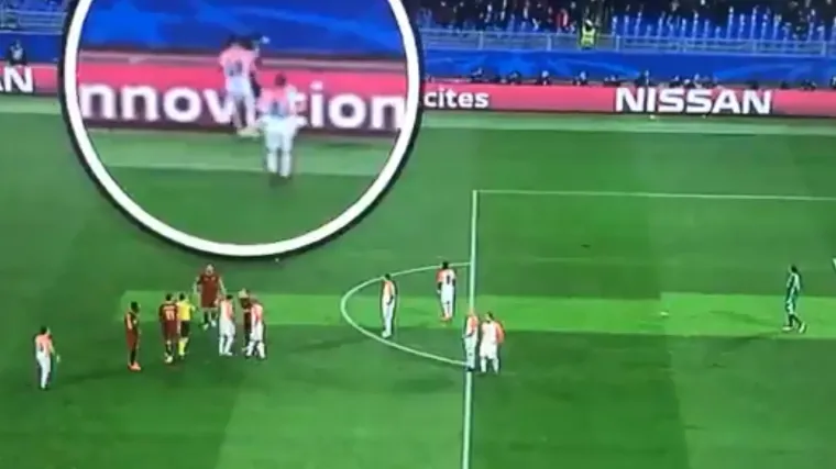 Pogledajte kako je grubo nasrnuo na sakupljača lopte i gurnuo ga preko reklame