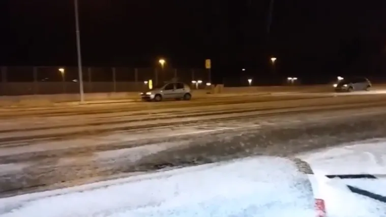 Nevjerojatna količina leda veličine badema napravila kaos na ulicama grada