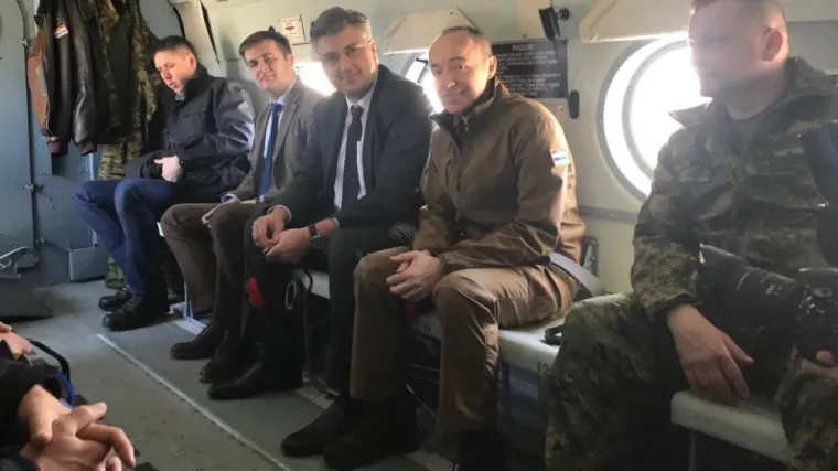 Premijer iz helikoptera izvidio situaciju