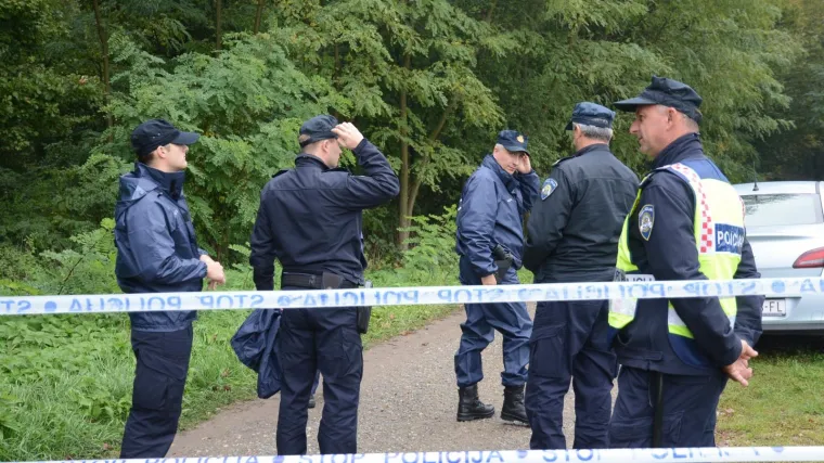 Prijatelj 34-godi&scaron;njaka skidao pu&scaron;ku s ramena i pogodio ga u lice