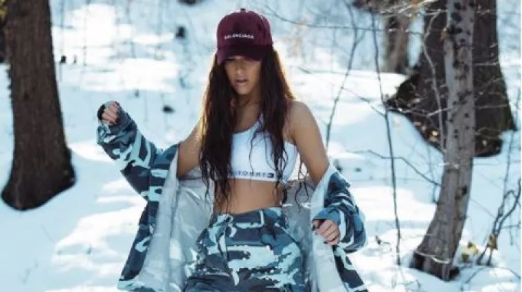 Nekima je hladno u kaputu, a ona se skida na snijegu