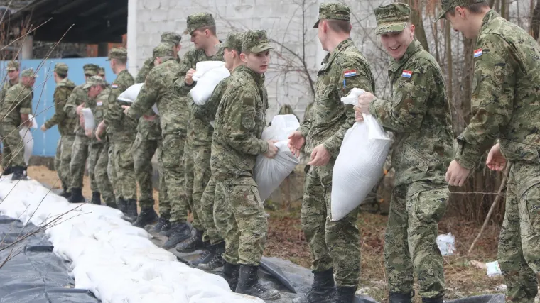 U obrani od poplava u Letovaniću i Petrinji angažirano 90 pripadnika HKoV-a