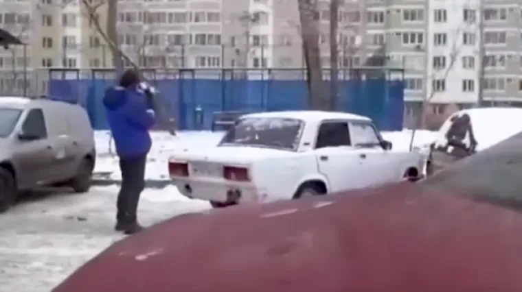 Ovako se u Rusiji nose s nepropisnim parkiranjem: revoltirani vozač brusilicom nasrnuo na vozilo 'genijalca'
