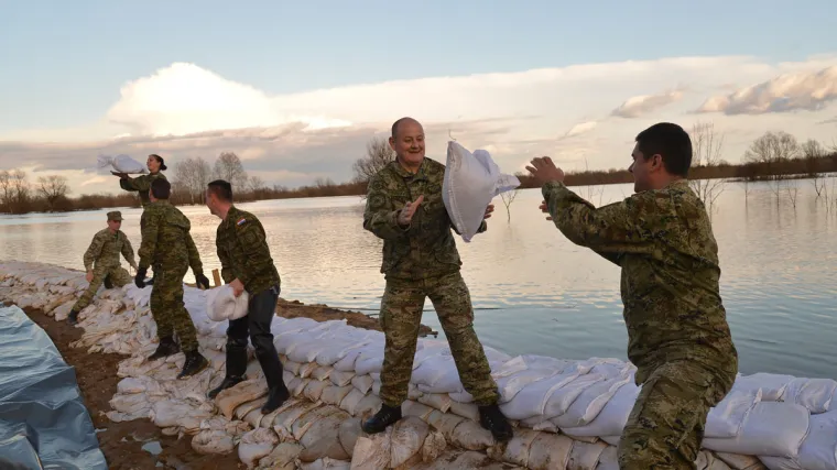 Izvukli ga iz traktora koji je tonuo: vojnici spasili mje&scaron;tanina Letovanića od utapanja