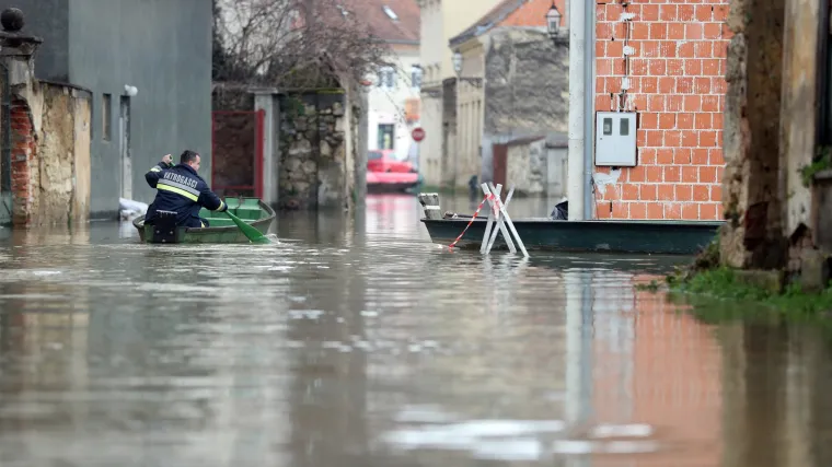 Hrvatska Kostajnica: klizi&scaron;te je jo&scaron; aktivno, policija demantira informacije o pljačkama kuća