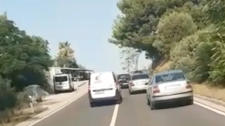 Suluda vožnja: pretjecao kolonu, a vozač ispred njega povukao 'pogibeljni' manevar