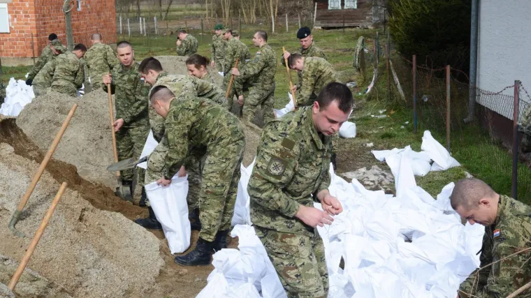 Čovjek u Letovaniću potonuo zajedno sa svojim traktorom, evo kako su mu Tigrovi spasili život