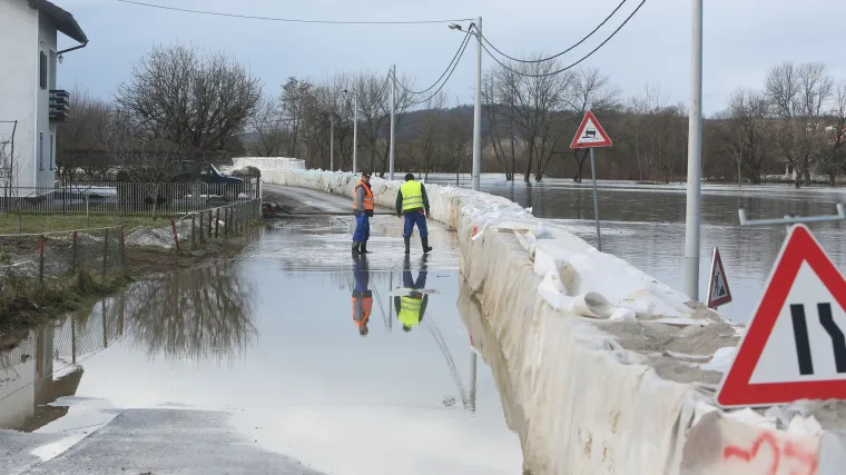Vodostaji karlovačkih rijeka opadaju: voda se sporo povlači sa cesta i dvori&scaron;ta