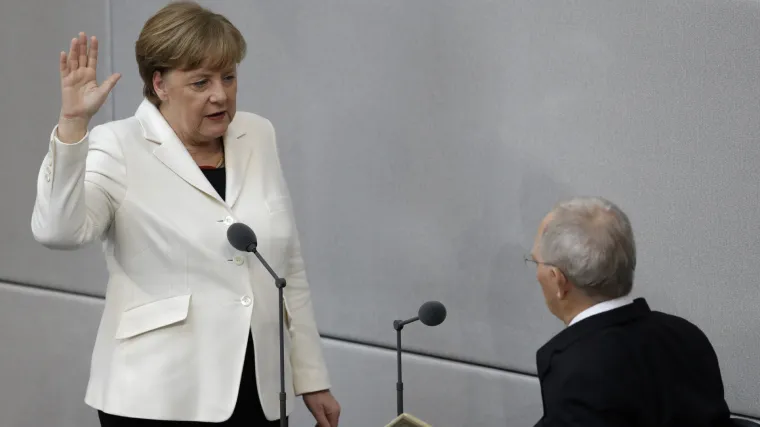 Mladić poku&scaron;ao napasti Angelu Merkel ispred njemačkog parlamenta: tjelohranitelji odmah reagirali