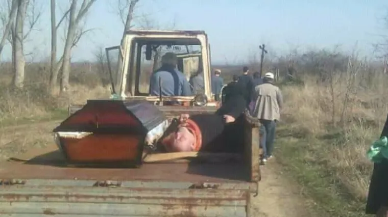 Svi jedva čekaju da pop koji se pijan vozio pored pokojnika ode u penziju: 'U selu služi po kazni'