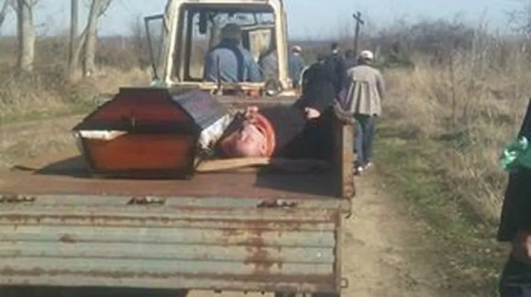 Objasnio za&scaron;to je zaspao na traktoru, pored lijesa