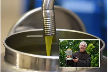 Vjernike na misi dočekuju kantice koje moraju napuniti maslinovim uljem