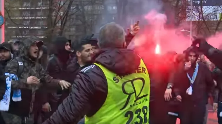 Zaštitar je ozlijeđen nožem, a bakljom su pogodili djevojčicu na tribinama