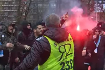 Zaštitar je ozlijeđen nožem, a bakljom su pogodili djevojčicu na tribinama