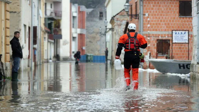 Podigao se pod, građani i dalje osjete podrhtavanje tla