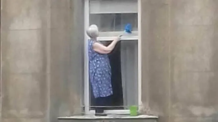 'A u tramvaju ne mogu stajati': bakica iz Zagreba koja pere prozore s vanjske strane zgrade podijelila dru&scaron;tvene mreže