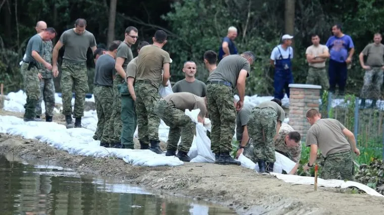 Peti dan Hrvatska vojska pomaže u obrani od poplava