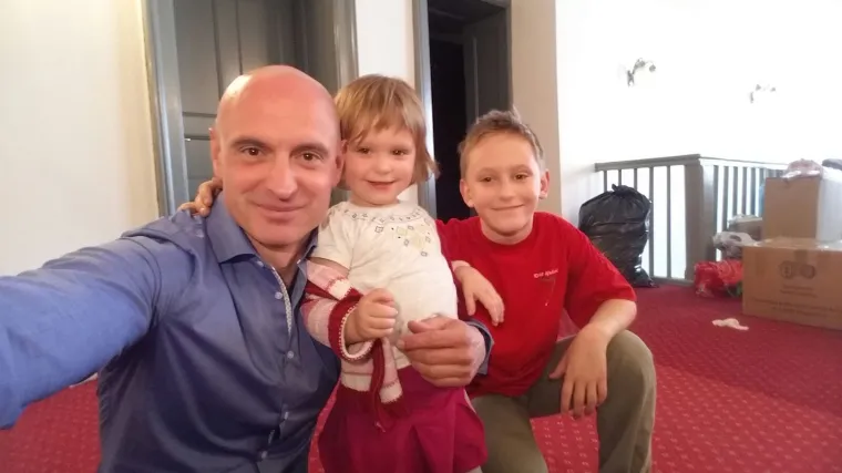 'Na&scaron;a dvogodi&scaron;nja Alysa je gledala kako joj se u odronu tla ru&scaron;i kuća, sada zajedno s obitelji čeka novi početak'