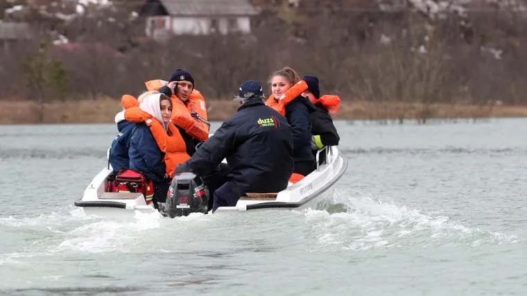 Kameni most i 20-ak kuća su popljavljeni, struje nema, a voda raste 5 cm na sat