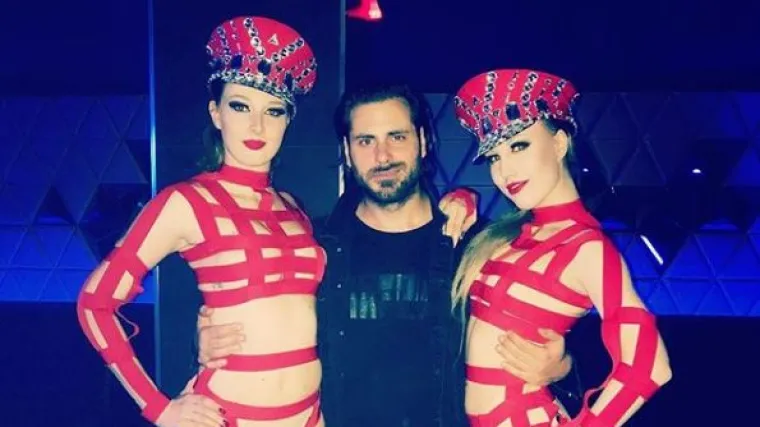 Stjepan Hauser uživao u dru&scaron;tvu razgolićenih plesačica