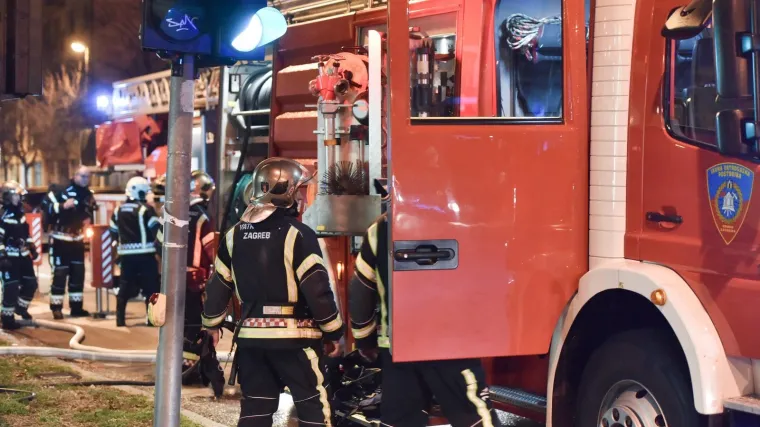 Iz požara kuće u Zagrebu spa&scaron;ene dvije osobe: uzrok će biti poznat nakon očevida