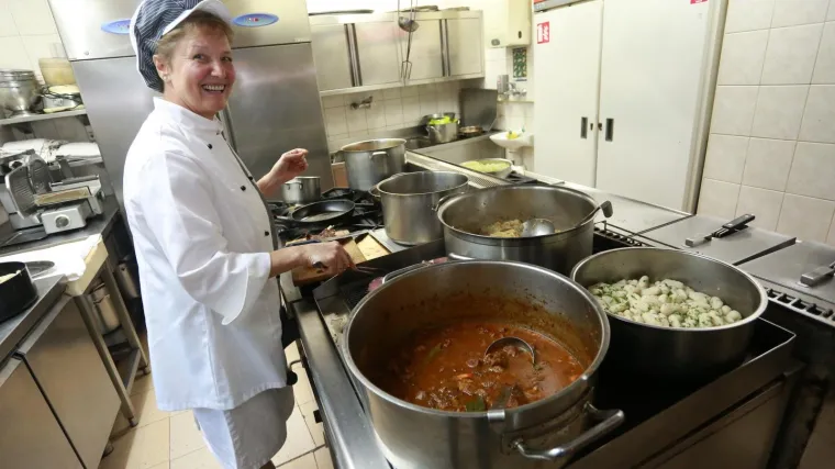 Nezaposlene žene dobivaju novu &scaron;ansu uz pomoć novca iz EU fondova: njih 7.500 brinut će za oko 30.000 starijih i nemoćnih