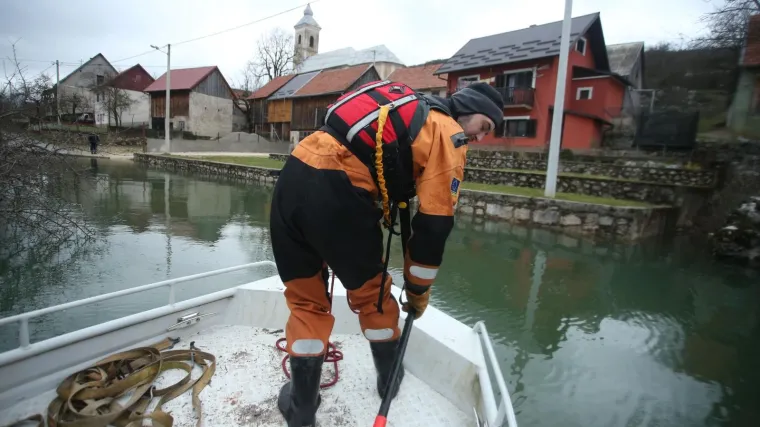Kritično stanje u Jasenovcu: vodostaj ru&scaron;i sve rekorde, u akciju uskoro kreću ronioci kako bi spriječili opasni odron