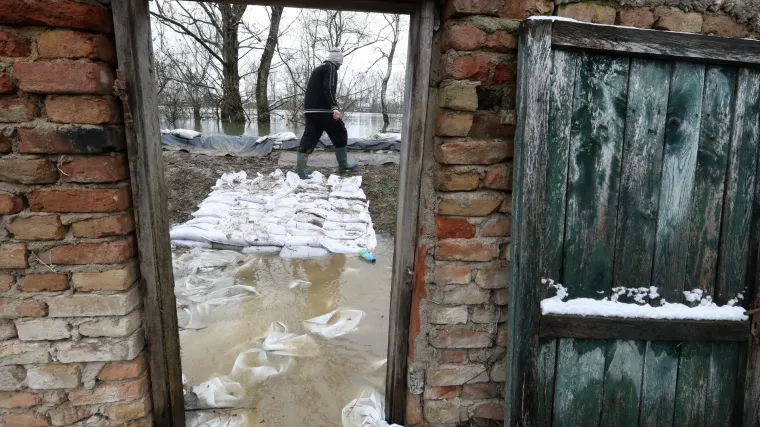 'Noću smo na oprezu, danju na poslu': Sava rekordno visoka nakon pucanja nasipa, izvanredno stanje u Jasenovcu