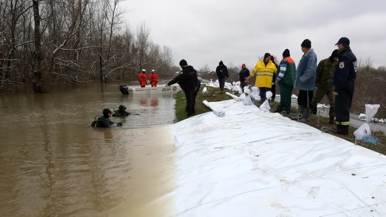 Sate proveli pod ledenom vodom razvlačeći cerade