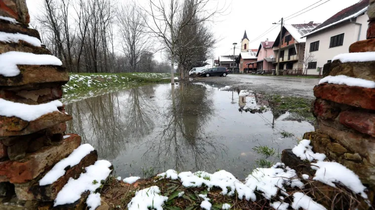 MJE&Scaron;TANI KO&Scaron;UTARNICE U STRAHU: Kuće su im odmah do nabujale rijeke, čekaju noć da vide kakav će biti vodostaj Save