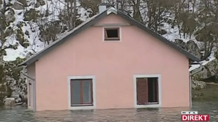 Kosinj tjedan dana pod vodom: službe čamcima dopremaju hranu i lijekove stanovnicima