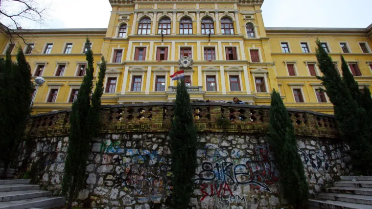 Uru&scaron;io se dio stropa u dvorani riječke gimnazije: u tom trenutku je bila puna učenika