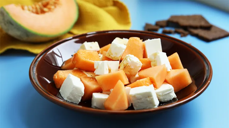 Sir i voće se vole: par cool ideja kako upariti voće sa sirom