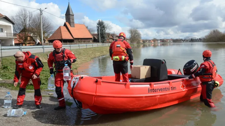 Dostavljaju im vodu, hranu i lijekove, voze ih liječniku i pružaju psihološku pomoć